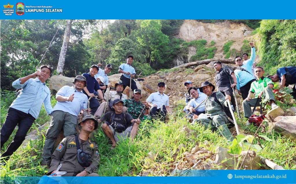 Longsor Gunung Rajabasa: Bupati Egi Naik 3 Km, Tanam Pohon Cegah Bencana Susulan